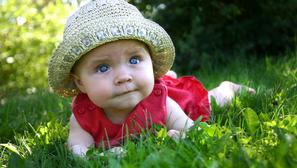 beba sunce livada
