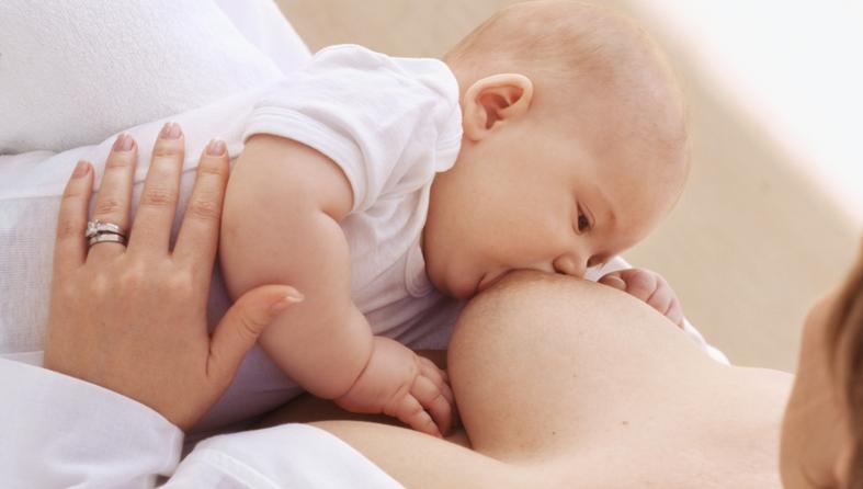 Mišljenje stručnjaka: Je li loše uspavljivati bebu dojenjem?